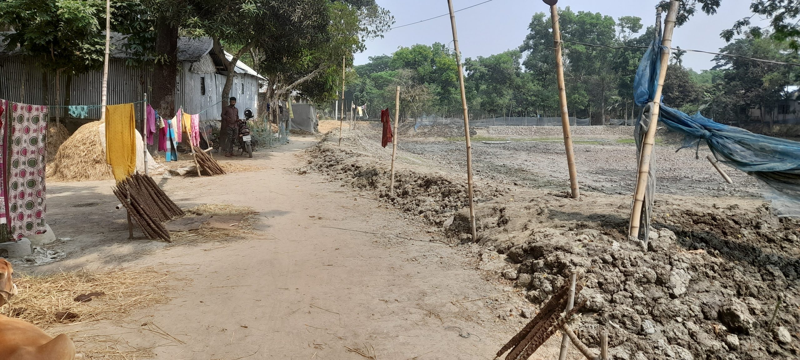 তারাকান্দায় পল্লীতে গ্রমীন রাস্তা মাটি দিয়ে ফিশারীর পুকুরের পাড় বানানোর অভিযোগ