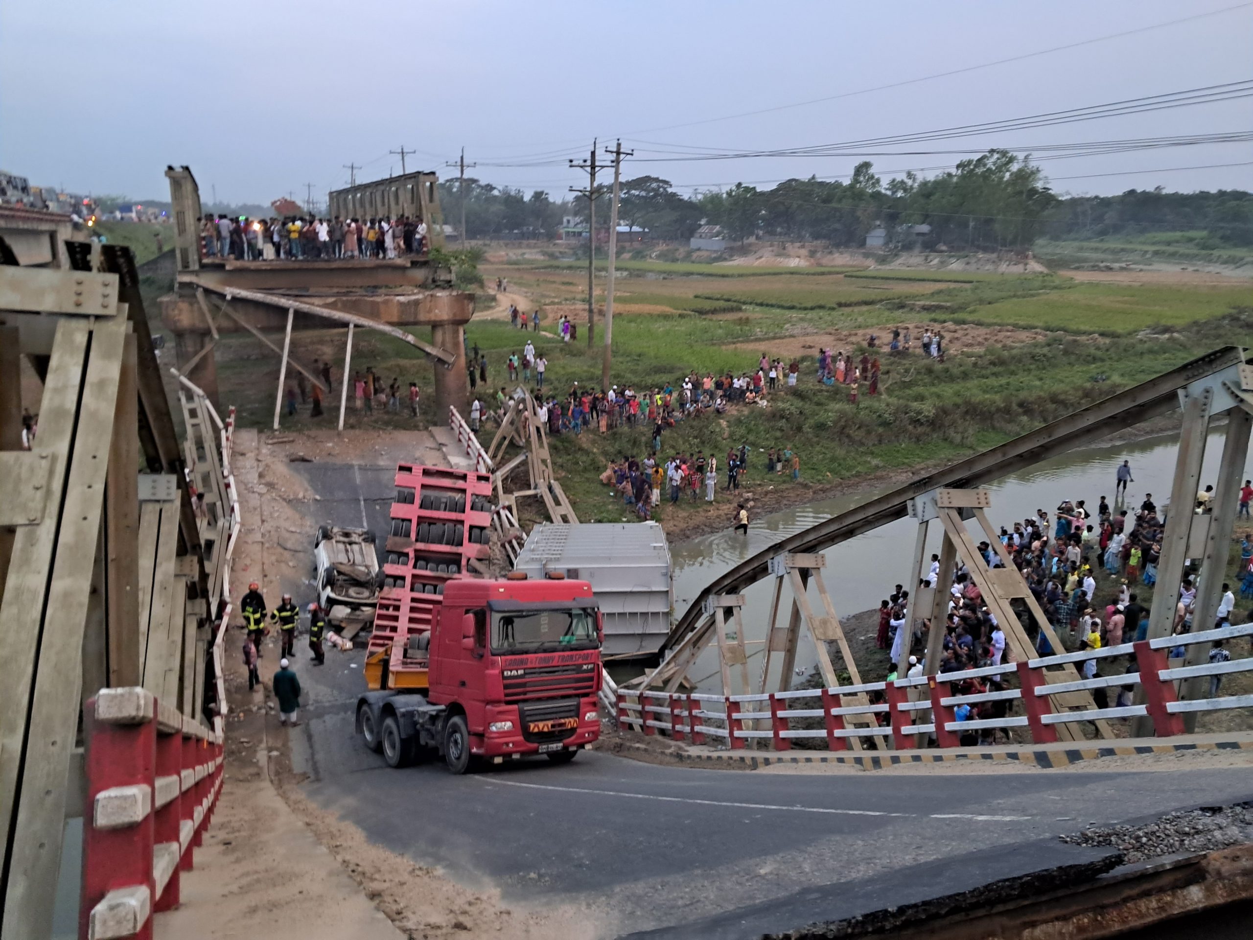 মহাসড়কের বেইলি ব্রিজ ভেঙে বিদ্যুতের ট্রান্সফরমারবাহী লড়ি ও প্রাইভেটকার নদীতে