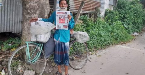 ৫০ বছর ধরে পত্রিকা বিলি করে চলছে হকার সুলতানের সংসার