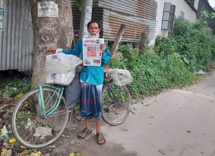 ৫০ বছর ধরে পত্রিকা বিলি করে চলছে হকার সুলতানের সংসার