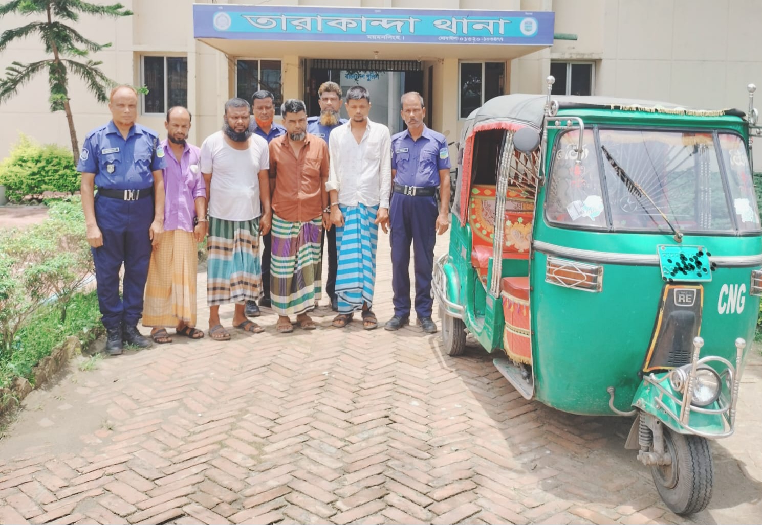 তারাকান্দা চালককে অজ্ঞান করে সিএনজি ছিনতাই,  ৪ সদস্য গ্রেপ্তার, সিএনজি উদ্ধার