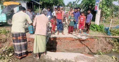 তারাকান্দায সড়কে কালভার্ট ভেঙ্গে যোগাযোগ বিছিন্ন, জনদূর্ভোগ