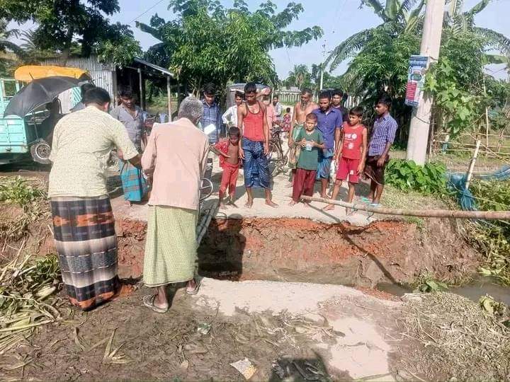 তারাকান্দায সড়কে কালভার্ট ভেঙ্গে যোগাযোগ বিছিন্ন, জনদূর্ভোগ