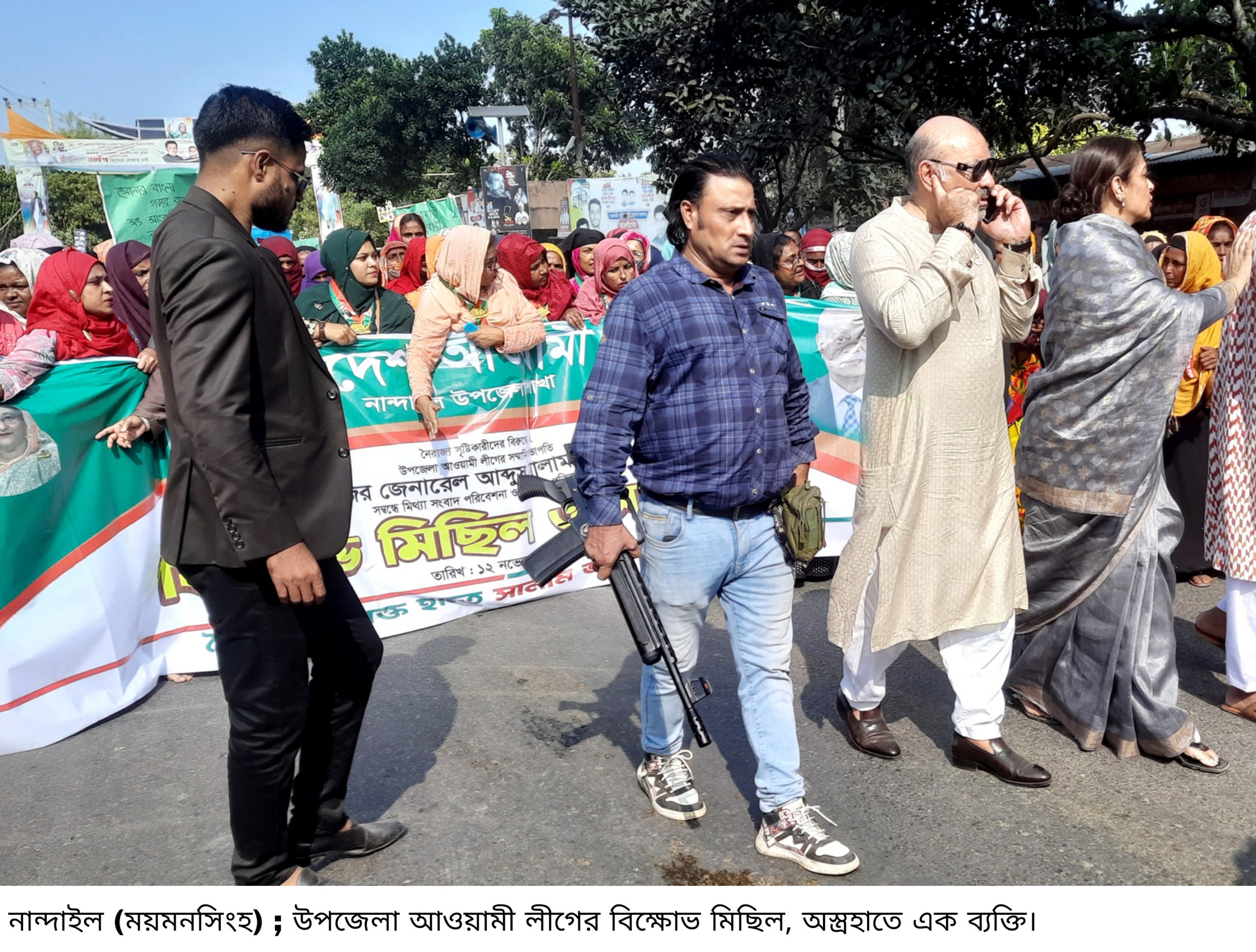 নান্দাইলে বিক্ষোভ মিছিলে অস্ত্রহাতে এক ব্যক্তি