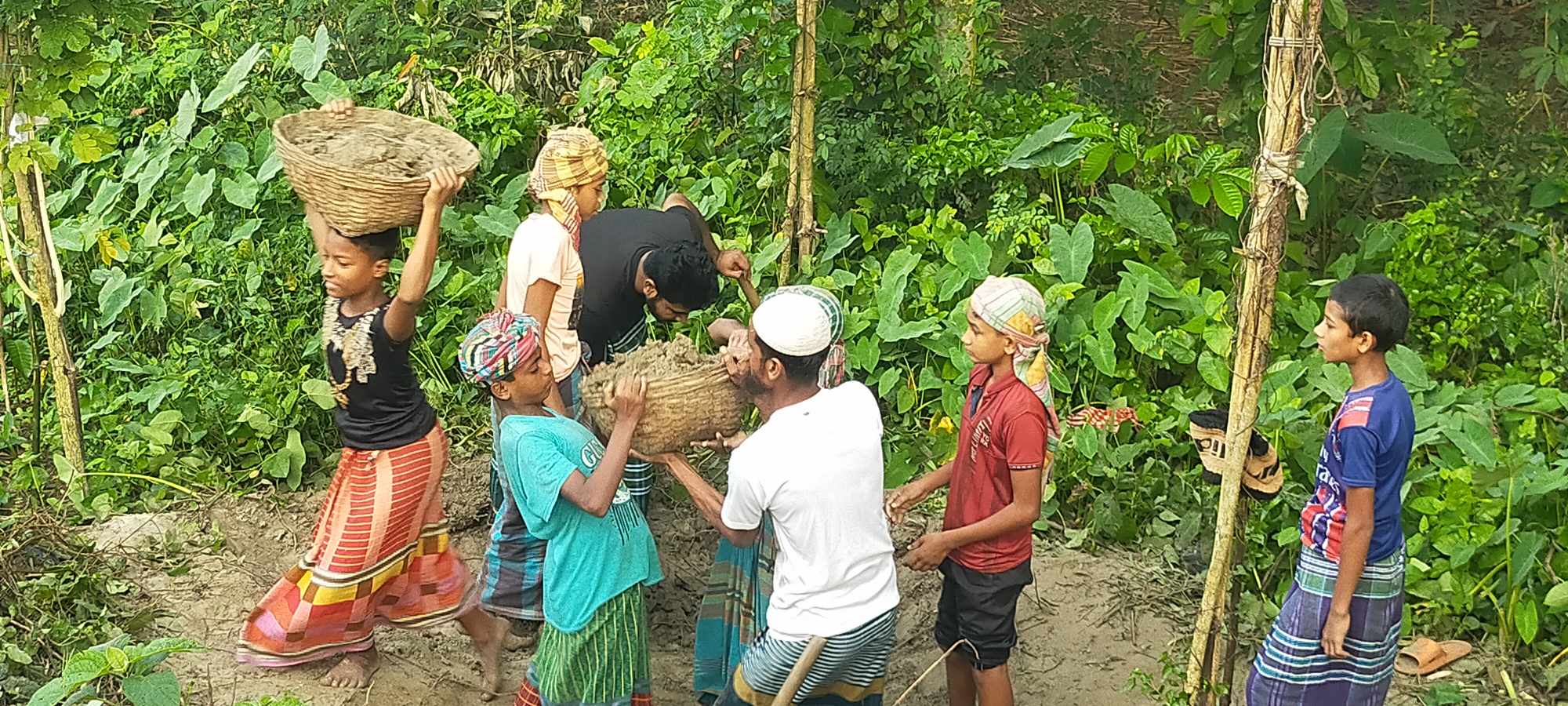 নান্দাইলে স্বেচ্ছাশ্রমে বেড়িবাঁধের গর্ত ভরাট করলো শিক্ষক-ছাত্ররা