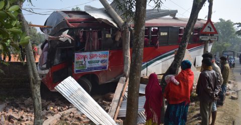 হালুয়াঘাট বনভোজনের গাড়ি নিয়ন্ত্রণ হারিয়ে নিহত-১, আহত ১০