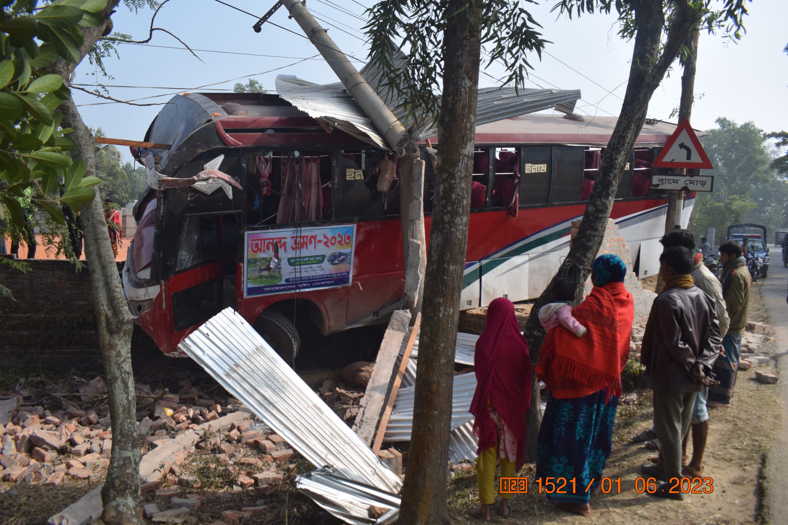 হালুয়াঘাট বনভোজনের গাড়ি নিয়ন্ত্রণ হারিয়ে নিহত-১, আহত ১০