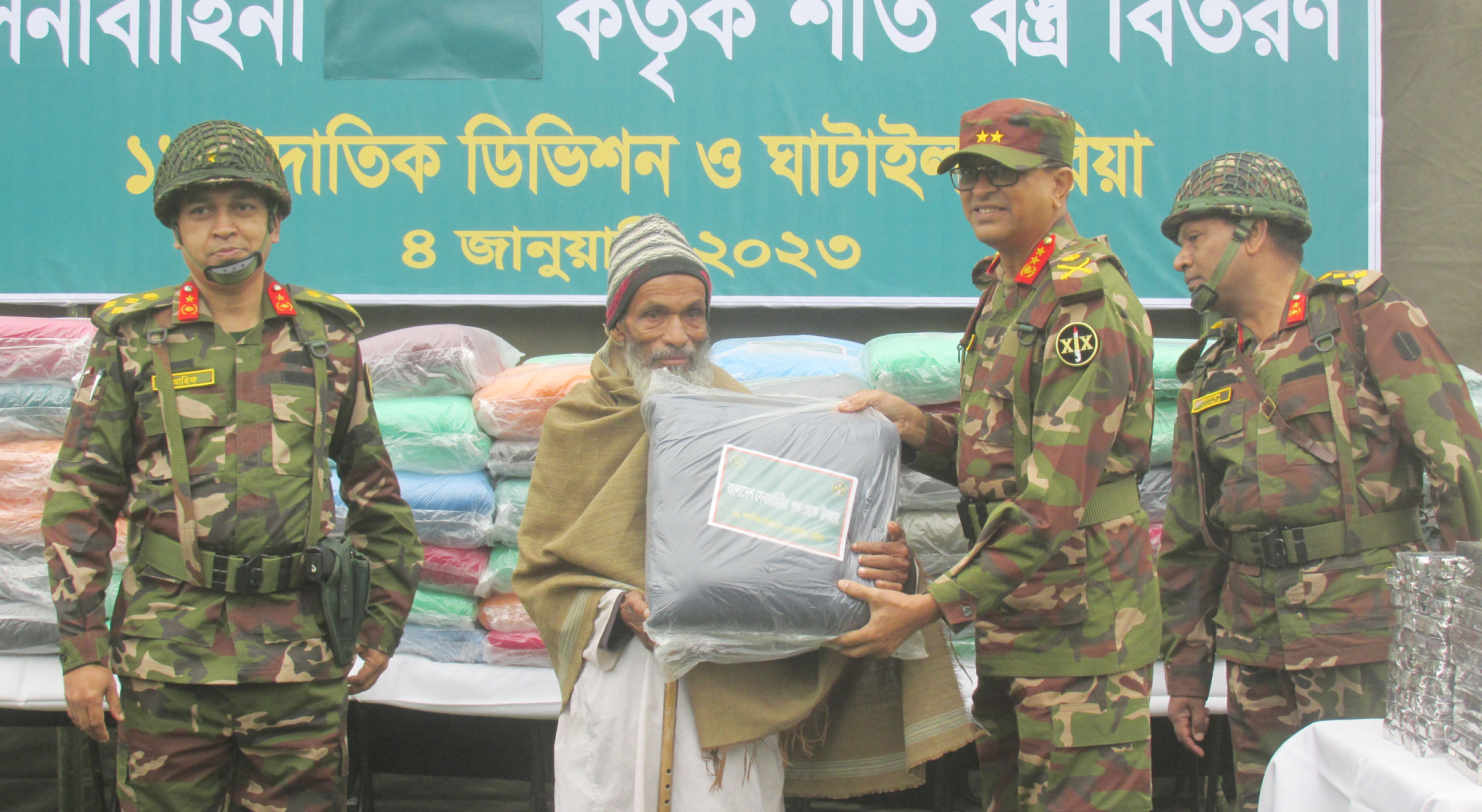 জামালপুরের পিয়ারপুরে সেনাবাহিনীর শীতবস্ত্র বিতরণ