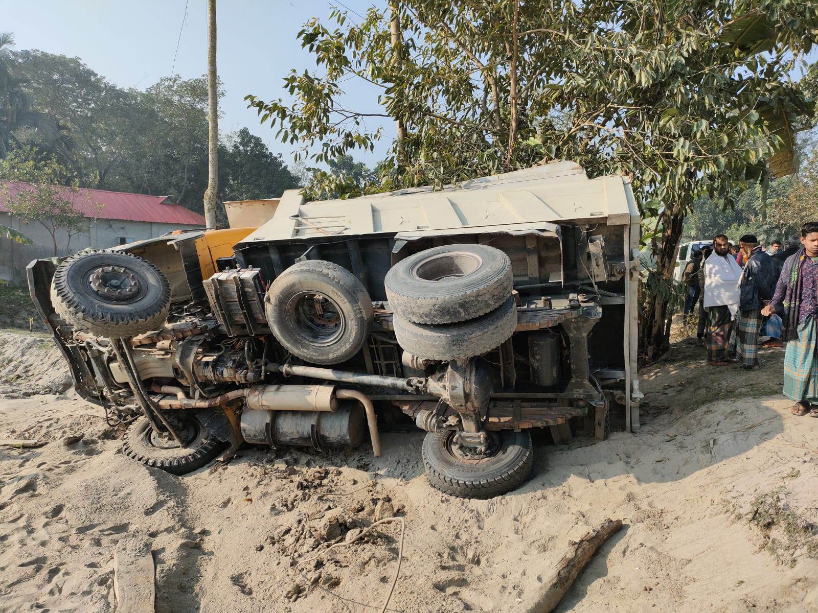 গফরগাঁওয়ে ড্রাম ট্রাক উল্টে শ্রমিক নিহত