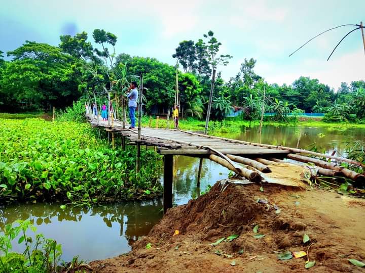 তারাকান্দায় কালীয়ান নদীর ওপর বাঁশের সাকোঁ ১১ গ্রামের মানুষের ভরসা